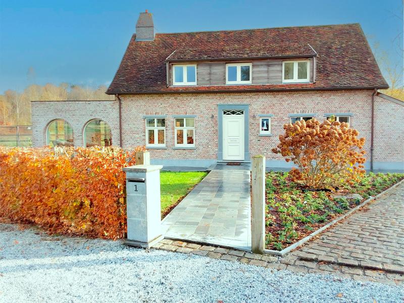 Ländliches Ferienhaus in grüner Umgebung
