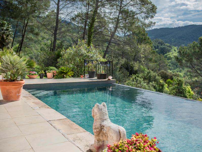 Villa spacieuse avec piscine et vue panoramique