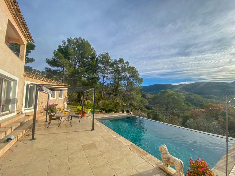 Villa mit Pool und grossartigem Panoramablick