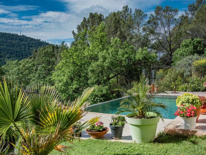 Villa mit Pool und grossartigem Panoramablick