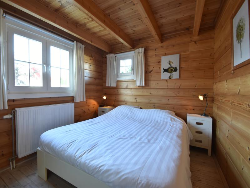 Cosy wooden chalet close to the Oosterschelde
