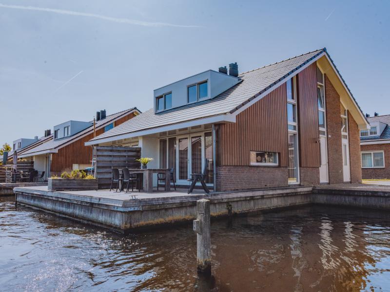 Geräumiges und modernes Haus direkt am Wasser

