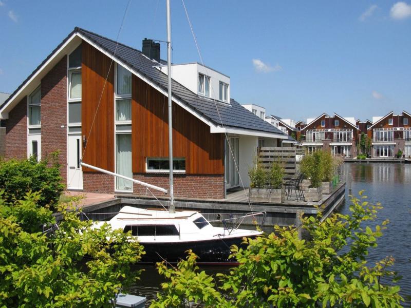 Ruim en modern huis direct aan het water