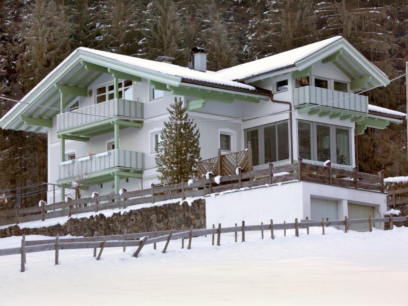 Flat in a panoramic location and close to the ski bus
