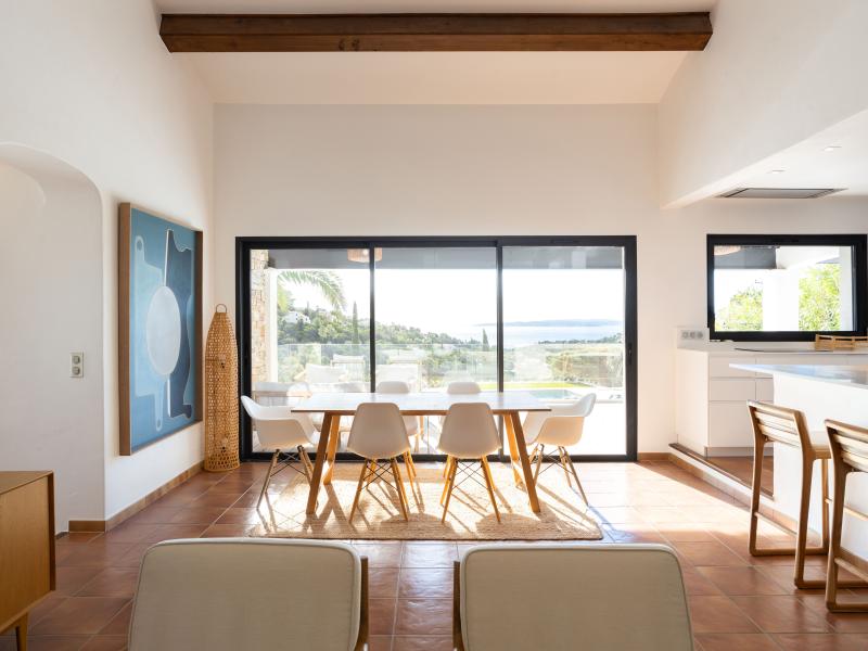 Modern, single-storey villa with sea views