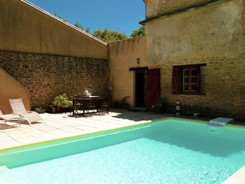 Karakteristiek stenen huis met privézwembad