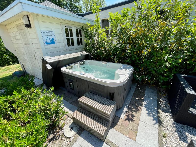 Fine bungalow with garden and hot tub
