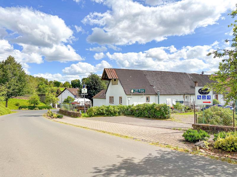 Schöne Wohnung bei eine Bistro mit Biergarten