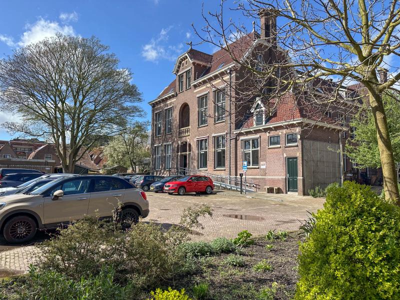 Twee historische huizen centraal in Enkhuizen