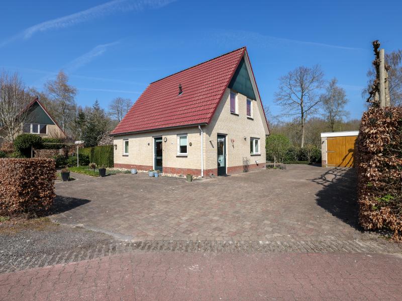 Groot vrijstaand landhuis met prive tuin