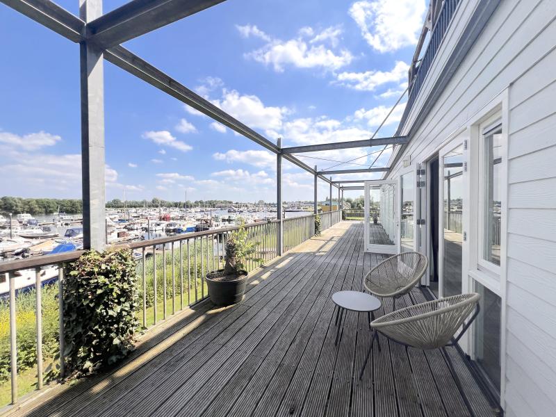 Luxuriöse Wohnung mit Blick auf das Wasser
