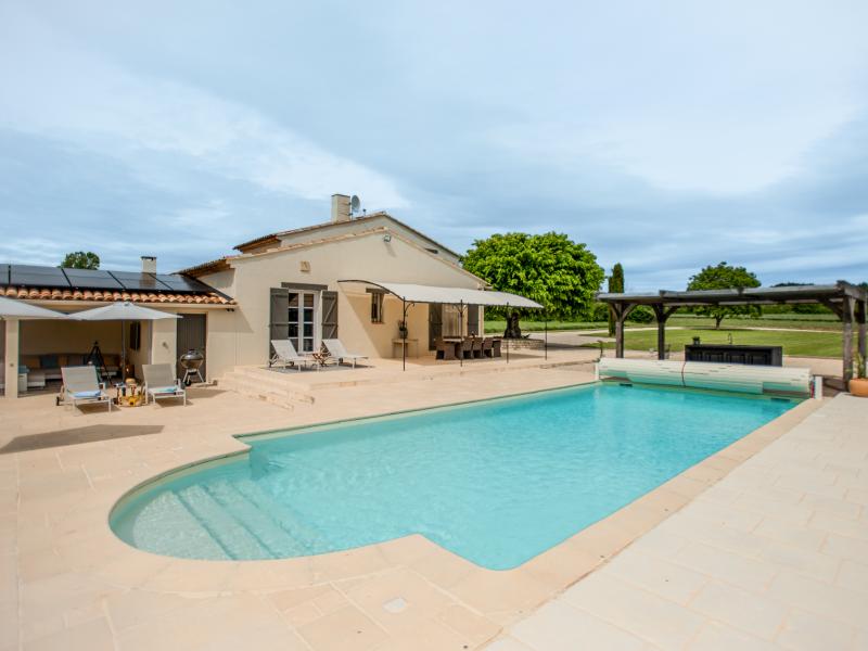 Luxe villa met groot zwembad, tennis en sauna