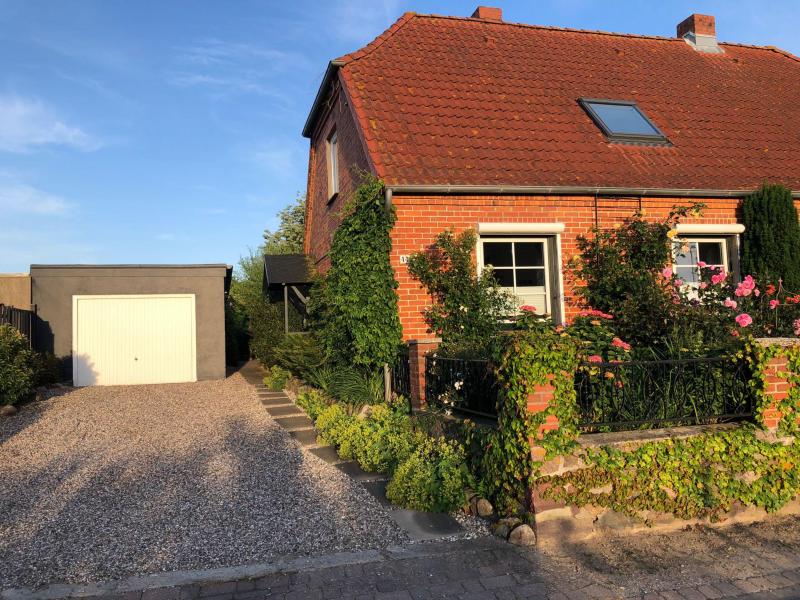 Halfvrijstaand huis met tuin