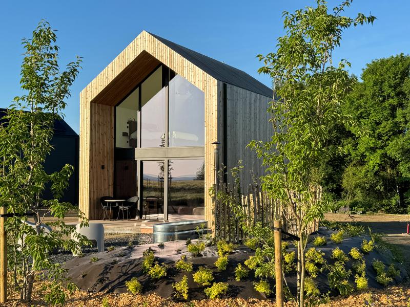 Modern lodge for 2 with a hot tub and a firepit