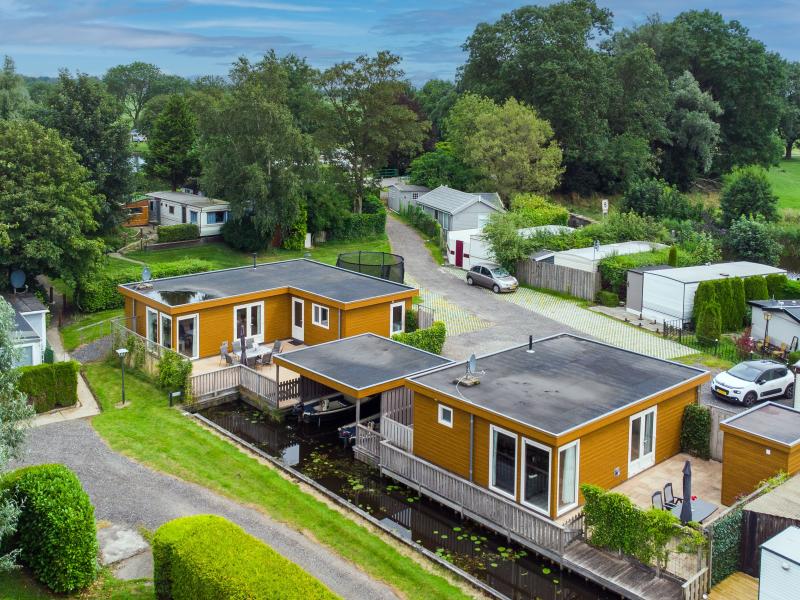 Geräumiges Chalet am Wasser mit einer Schaluppe
