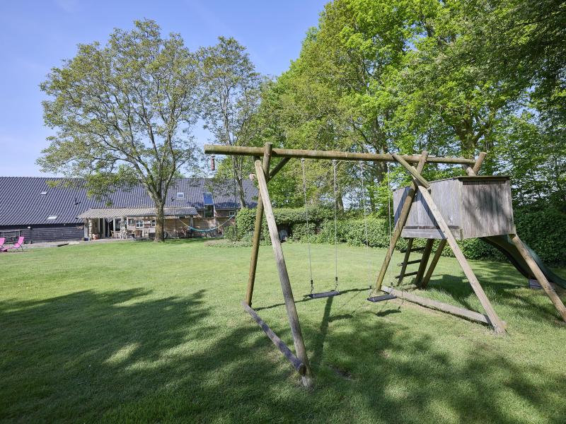 Groepsboerderij met grote tuin in bosrijk gebied