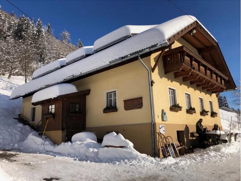 Haus in den Bergen anbei mehrere Skigebieten