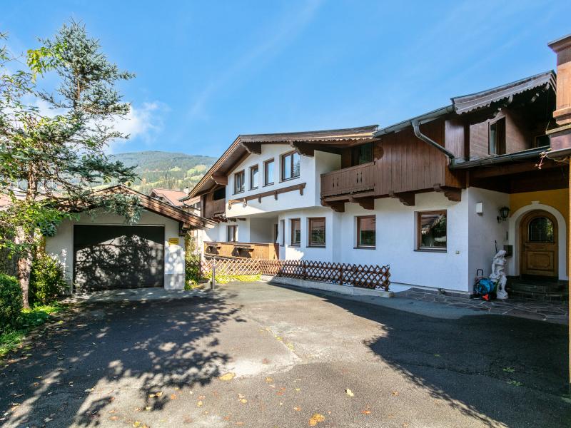 Sunny Tyrolean apartment with sauna