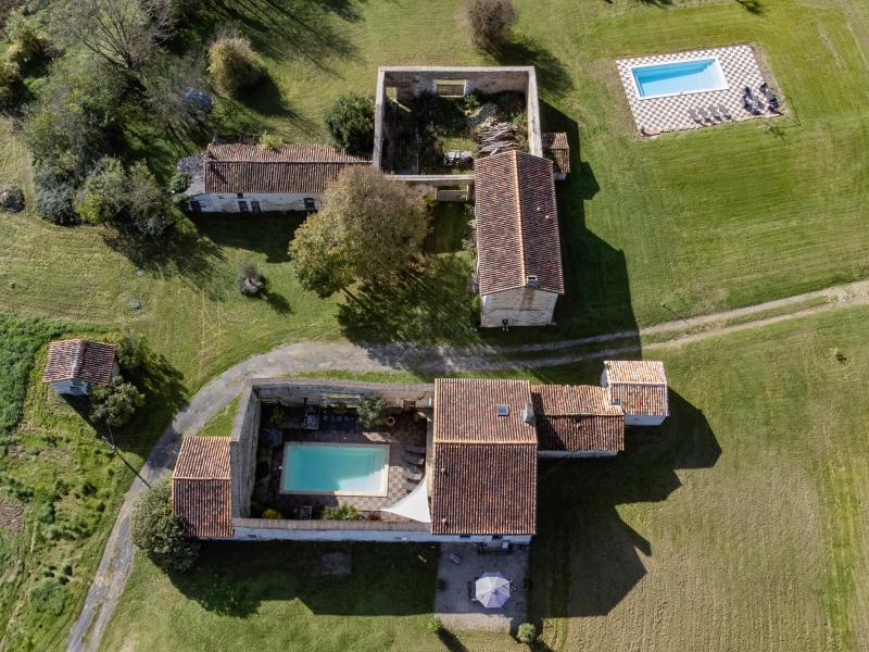 Country house with pool and views on a castle!