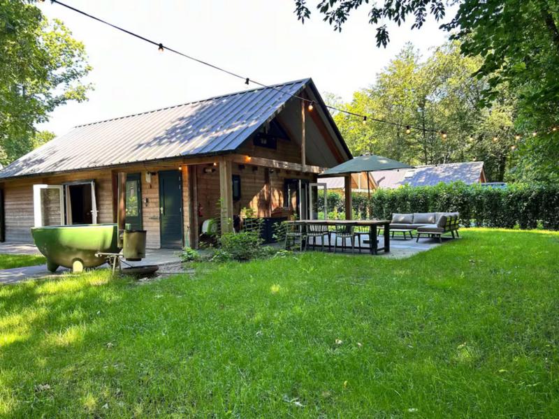 Gemütliches Holzhaus mit Whirlpool im Wald
