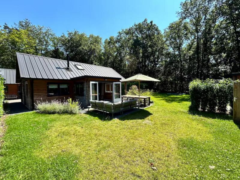 Gemütliches Holzhaus mit Whirlpool im Wald
