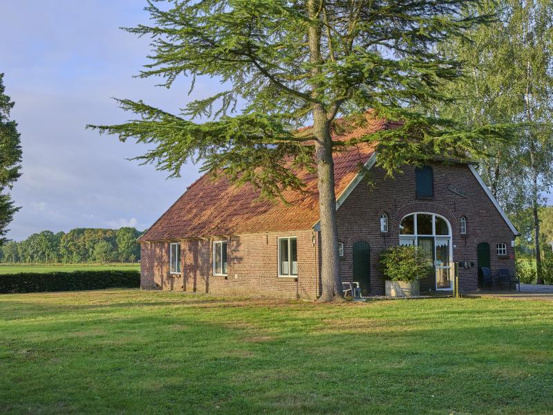 Boerderij met grote tuin en speeltoestellen