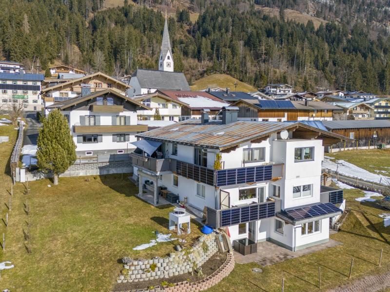 Zonnig verblijf met terras en bergzicht