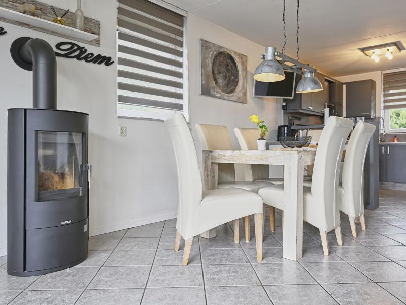 Ferienhaus am Wasser mit großem Garten
