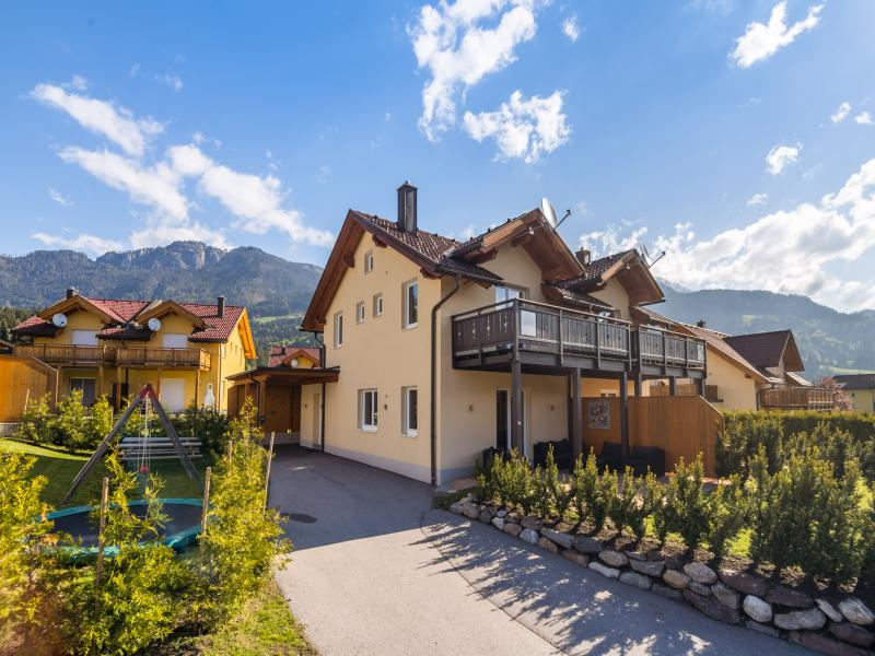 Modern chalet direct aan de skipiste met tuin