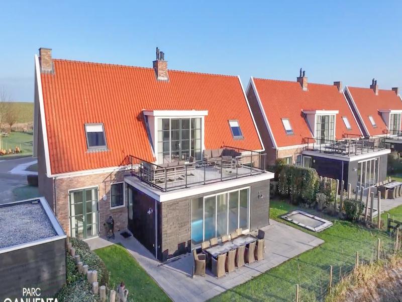 Luxe villa met zwembad, sauna en nabij zee