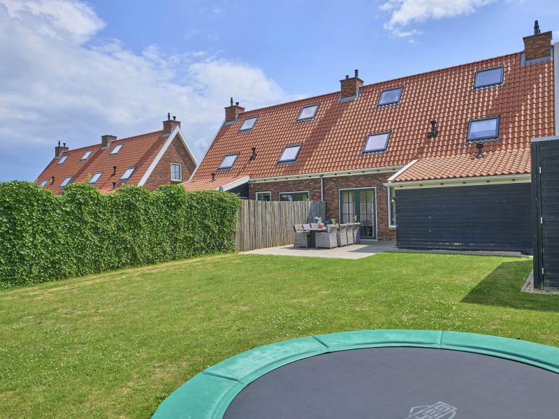 Ruime wellness villa met sauna en tuin nabij zee