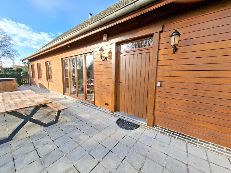 Luxe houten huis met spa bad en ruime tuin