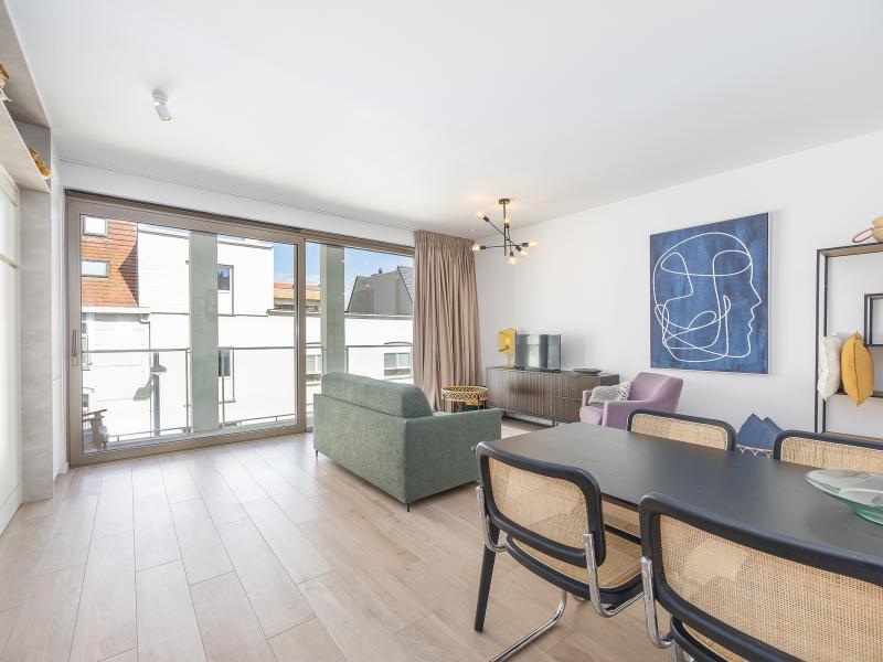 Moderne, lichtrijke studio vlakbij zee