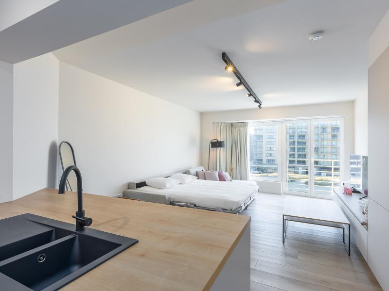 Moderne studio met zicht op zee