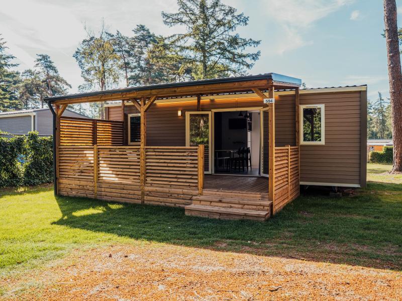 Chalet op bosrijke camping met vele faciliteiten