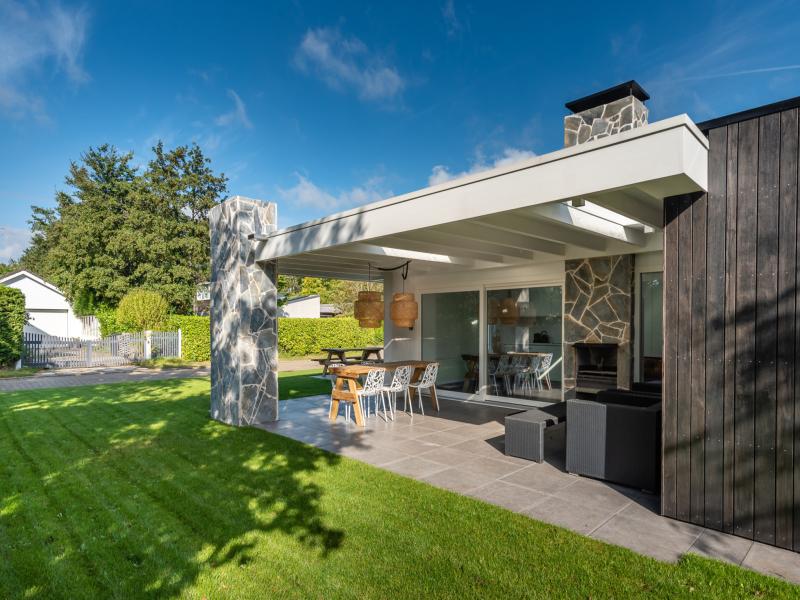 Luxuriöser Bungalow für 6 Personen in Kamperland, ca. 50 m vom Veere-See entfernt. 2021 komplett renoviert mit 3 Schlafzimmern, 2 Bädern und großem Garten mit Außenkamin.