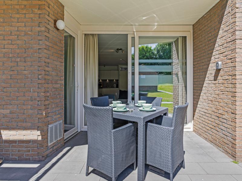 Apartment am Fuße der Dünen in Zoutelande, nur wenige Schritte vom Strand entfernt. Mit 2 Schlafzimmern, moderner Küche und privater Terrasse für 4 Personen.