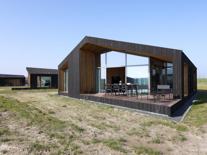 Natuurhuis met overdekt terras aan water