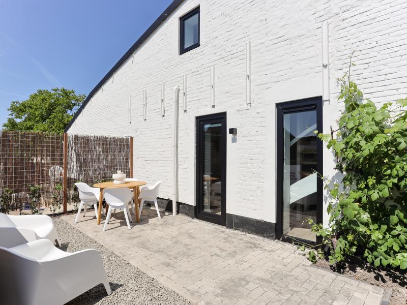 Frisse, lichte studio met veel zonlicht en tuin