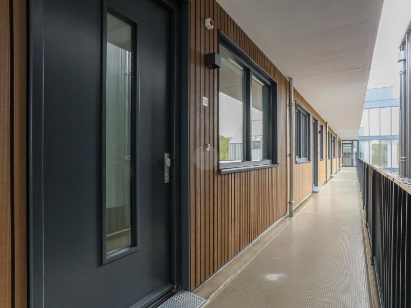 Modern appartement met balkon aan de haven