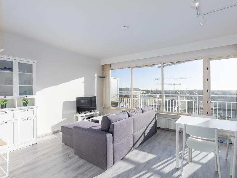 Moderne, gerenoveerde studio met open zicht.