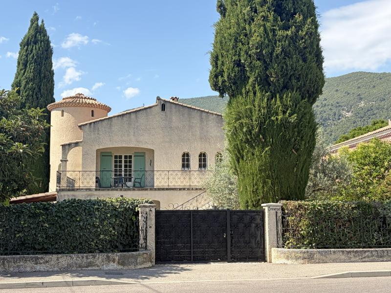 Villa authentique avec piscine, centre à 1 km