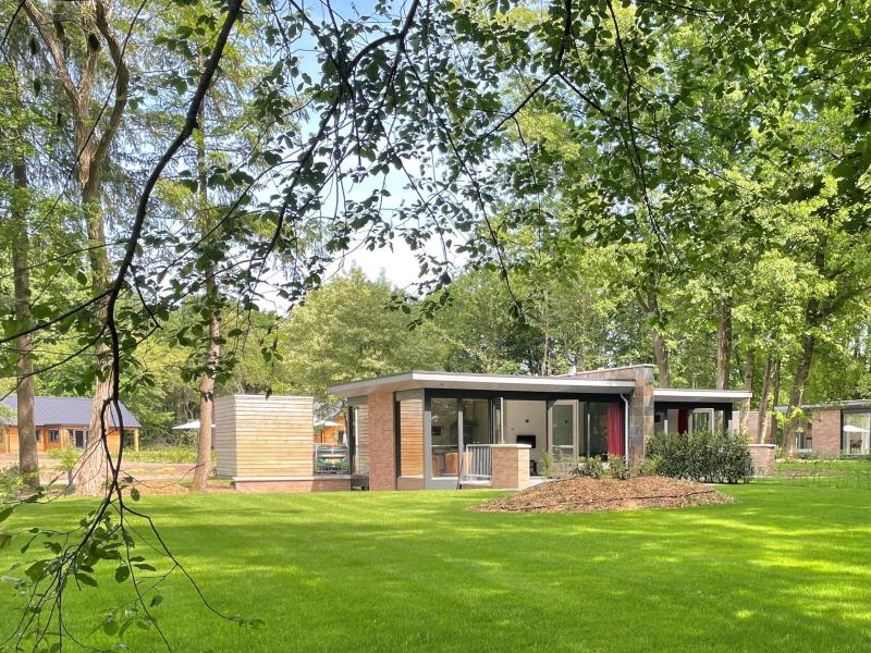 Modern vakantiehuis in bosrijk gebied