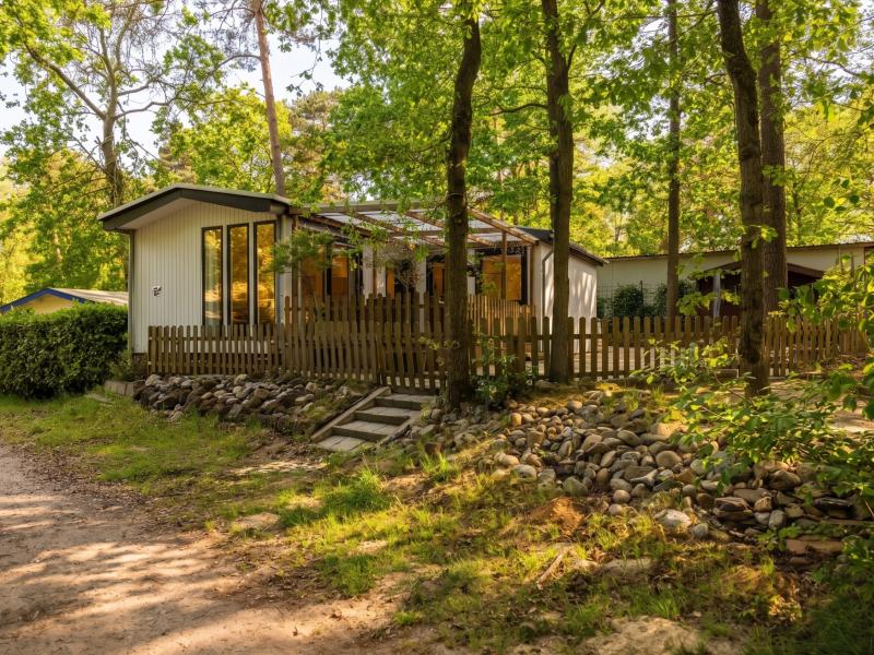 Sfeervol chalet op camping met buitenzwembad