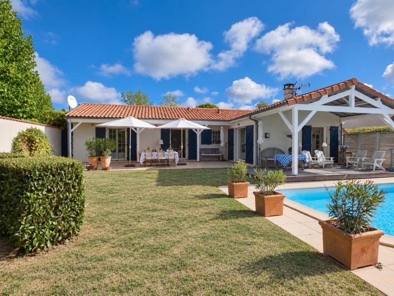 Luxe villa met zwembad en uitzicht op golfbaan