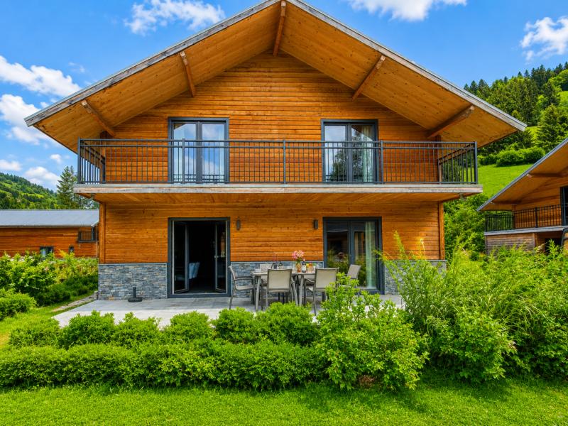 Chalet aan een meer met prachtig bergzicht