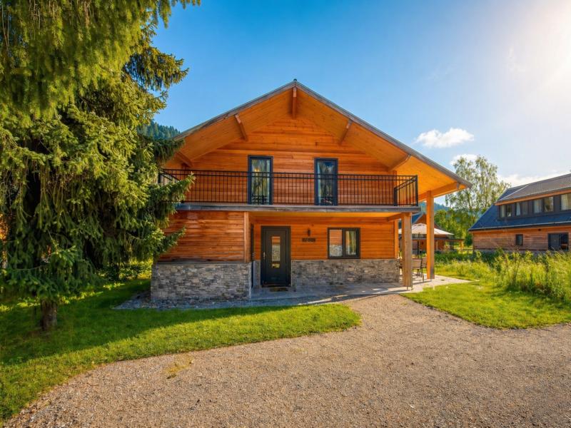 Chalet aan een meer en vlakbij skigebieden