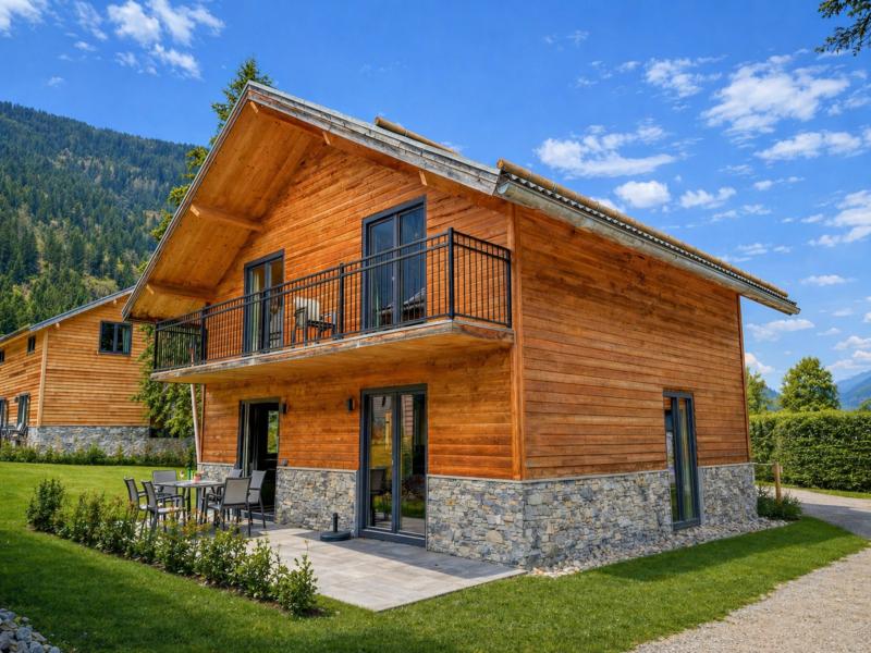Luxe chalet tussen de bergen aan een Alpenmeer