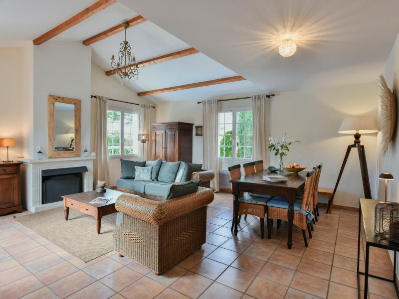 Ruime villa met privézwembad, nabij de golf