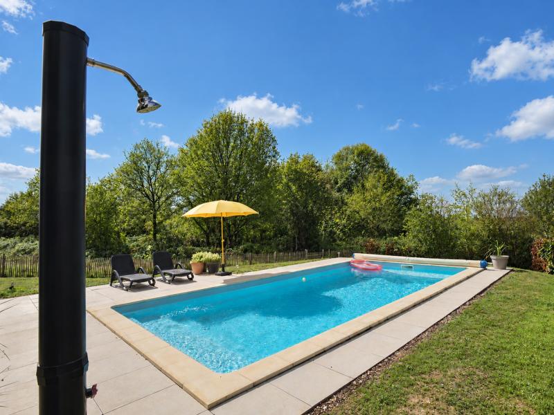 Ruime villa met privézwembad, nabij de golf